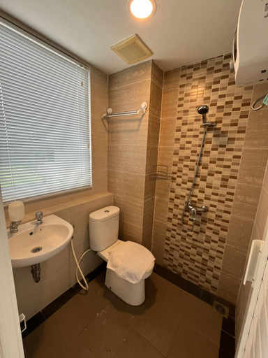 Bathroom 5, The Harvest Room by Student Castle Apartment, Sleman