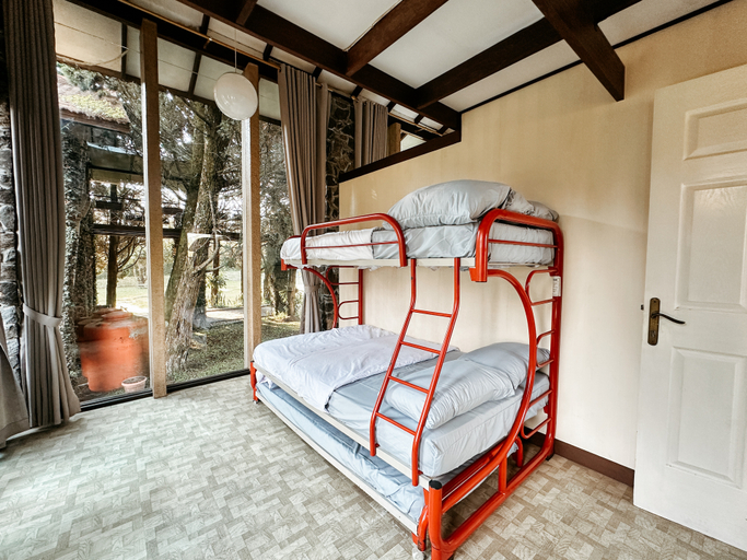 Bedroom 2, De Villa Istana Bunga by HouseinBandung, Bandung