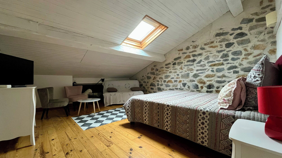 Bedroom 3, Aux Belles Vacances- Adult Only, Aude
