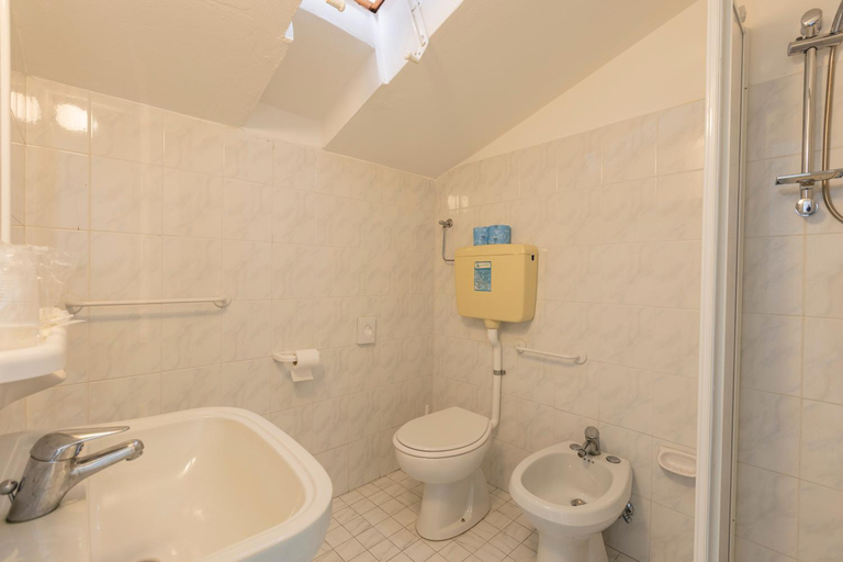 Bathroom 3, Hotel La Perla, Ravenna