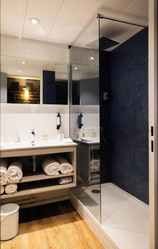 Bathroom 5, Explorers Hotel, Seine-et-Marne