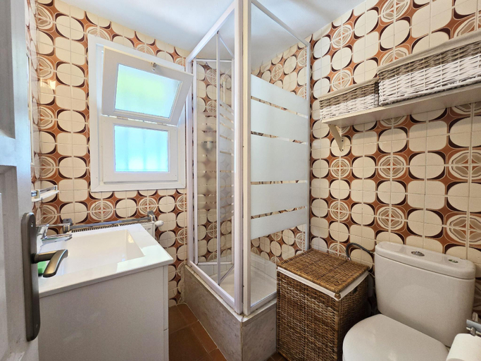 Bathroom 5, Mónaco in L'Escala with 5 bedrooms and 2 bathrooms, Girona