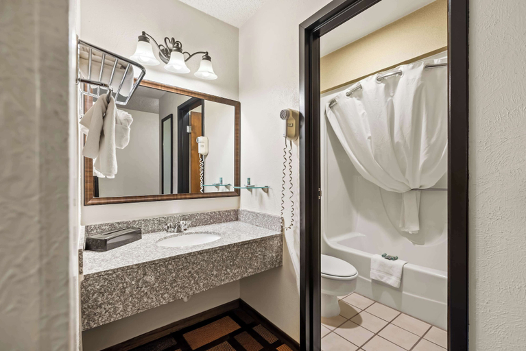 Bathroom 4, Best Western Tower West Lodge, Campbell