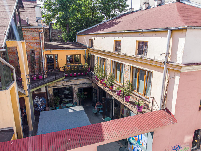 Exterior & Views