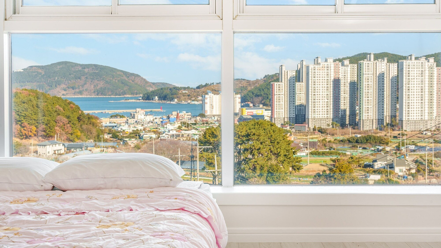 Bedroom 3, Geoje Forest-morning Spa Pension, Geoje