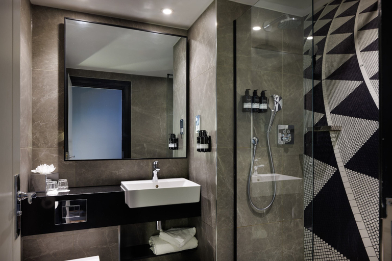 Bathroom 4, The Queens Hotel, Leeds