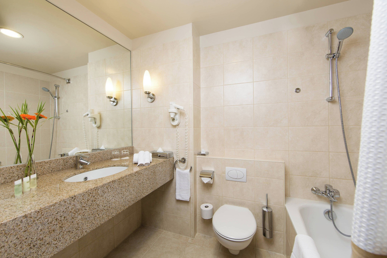 Bathroom 5, Courtyard by Marriott Brussels, Bruxelles