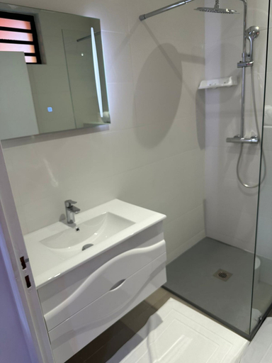 Bathroom 4, Hostel Toucan Rés Francis avec Piscine, Rémire-Montjoly