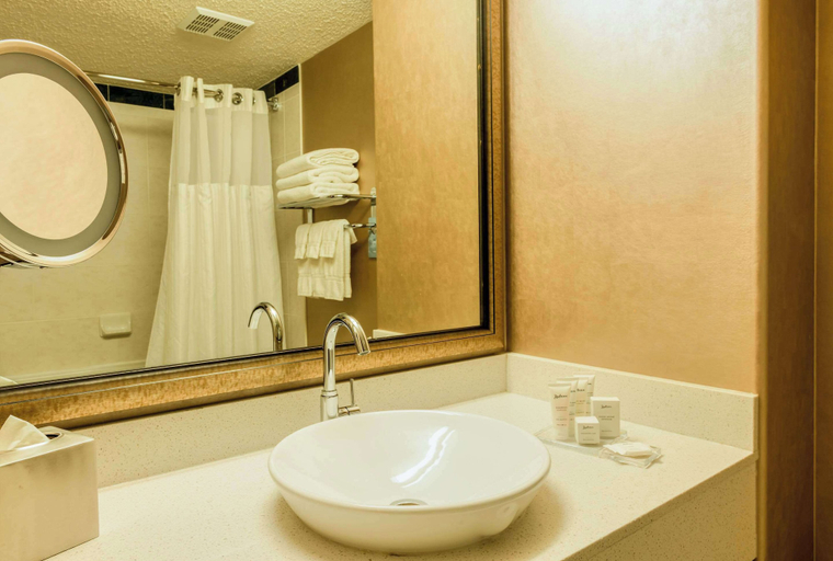 Bathroom 4, Radisson Hotel & Suites Fort McMurray, Division No. 16