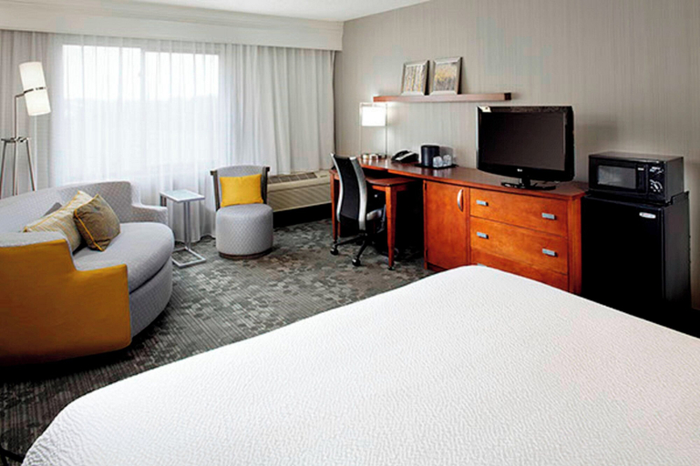 Bedroom 4, Courtyard by Marriott Akron Stow, Summit