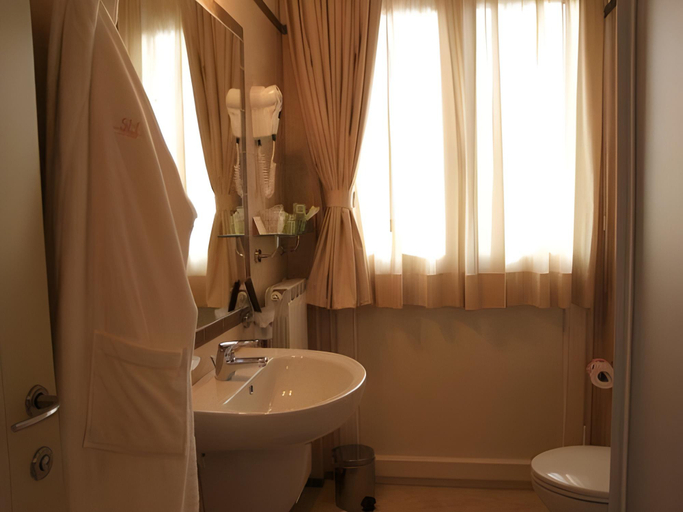 Bathroom 18