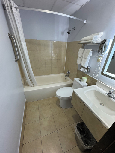 Bathroom 4, South Ridge Inn, Lorain