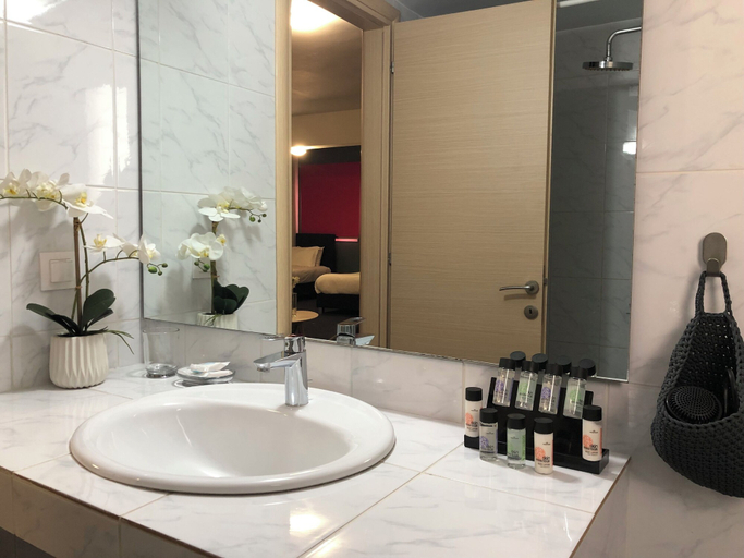 Bathroom 4, Connect Suites, Attica