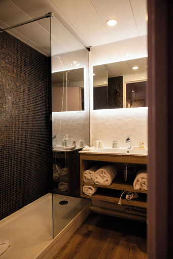 Bathroom 5, Explorers Hotel, Seine-et-Marne