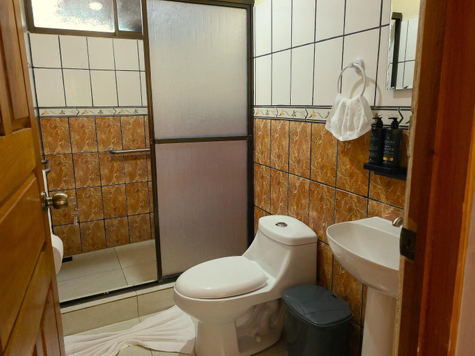 Bathroom 2, Arenal Gardens Villa, San Carlos