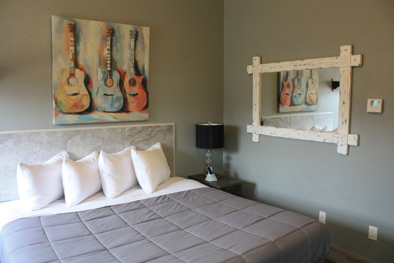 Bedroom 1, Price Pointe Inn, Waukesha