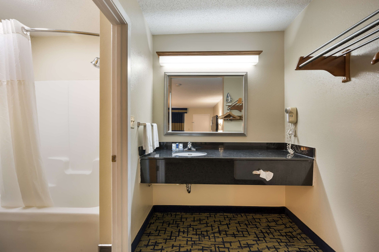 Bathroom 5, SureStay Hotel by Best Western Meridian, Lauderdale