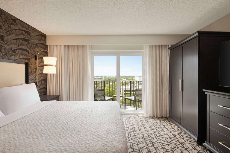 Bedroom 3, Embassy Suites by Hilton Fort Lauderdale 17th Street, Broward
