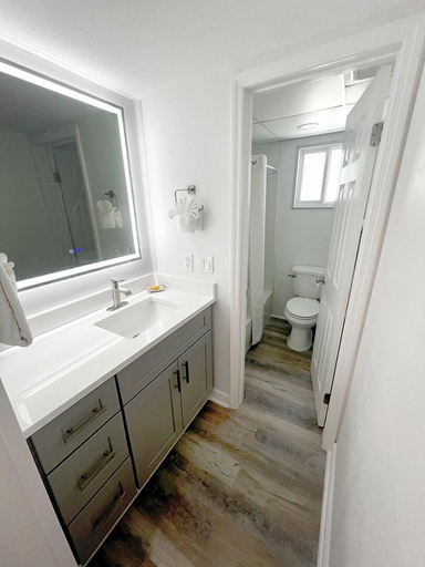 Bathroom 4, Lani Kai Beachfront Resort, Lee