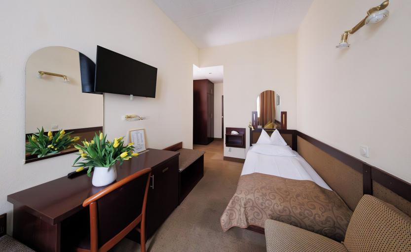 Bedroom 2, Continental Hotel-Pension, Wien