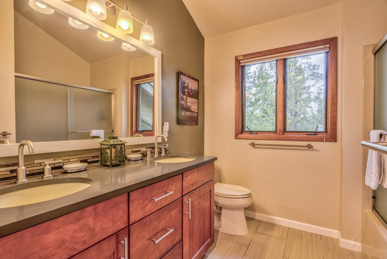 Bathroom, Tan Oak Lane 37, Deschutes