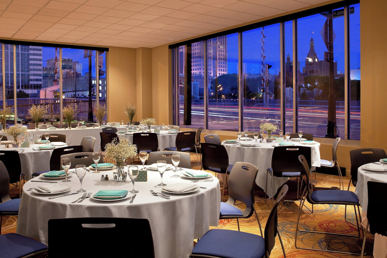 Food & Drinks 5, Aloft by Marriott Milwaukee Downtown, Milwaukee