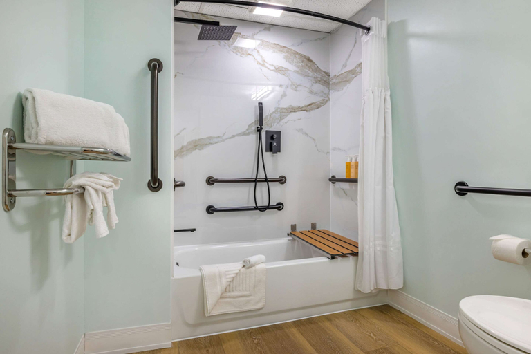 Bathroom 4, Quality Suites Downtown San Luis Obispo, San Luis Obispo