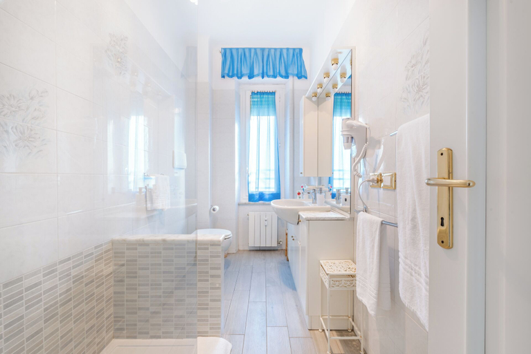 Bathroom 5, Lia Rooms 2, La Spezia