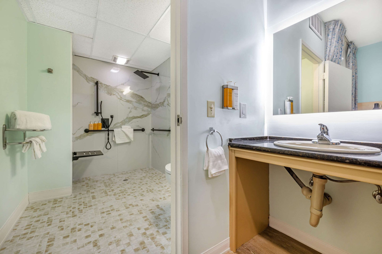 Bathroom 4, Quality Suites Downtown San Luis Obispo, San Luis Obispo