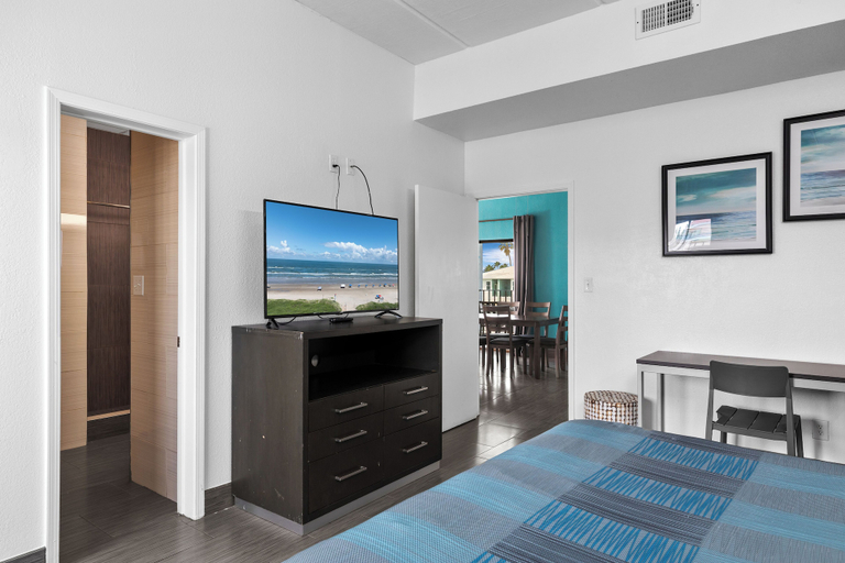 Bedroom 2, WindWater Hotel and Marina, Cameron