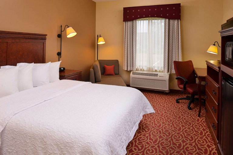 Bedroom 2, Hampton Inn by Hilton Lincoln, Logan
