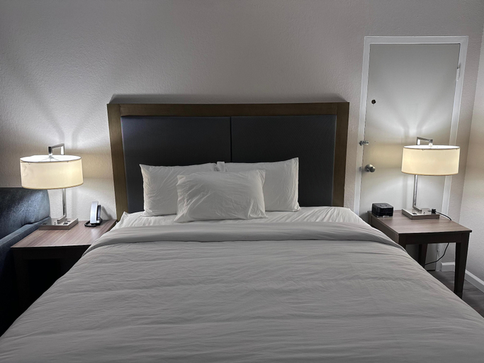 Bedroom 3, Silver Beach Hotel, Berrien