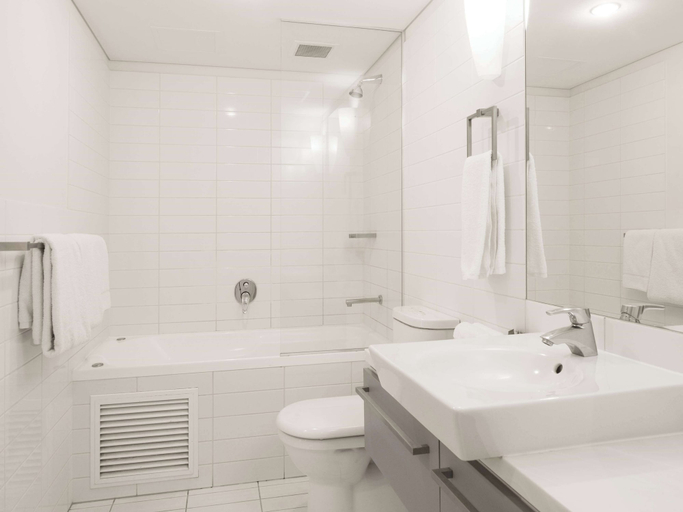Bathroom 5, Oaks Adelaide Horizons Suites, Adelaide