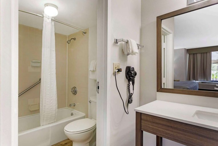 Bathroom 4, Quality Inn & Suites St Augustine Beach Area, Saint Johns