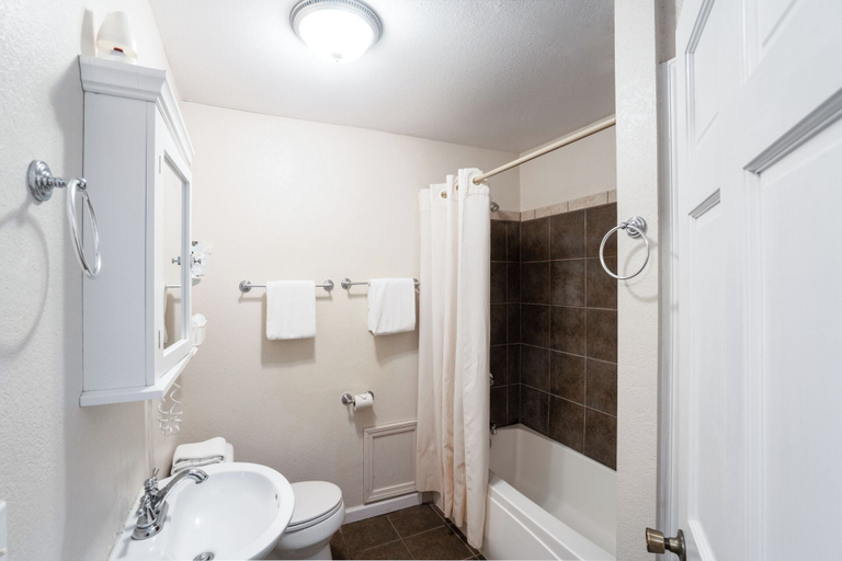 Bathroom 4, Lake Lure Inn & Spa, Rutherford