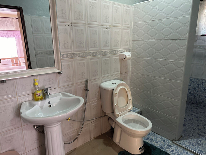 Bathroom 3, lakeshore bed ad breakfast, Entebbe