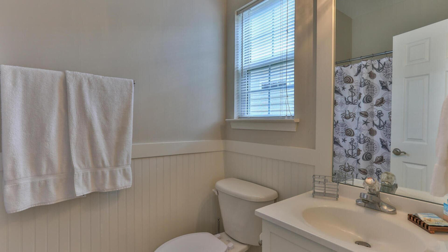 Bathroom 4, Elsie's Cove, Walton