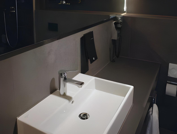 Bathroom 16