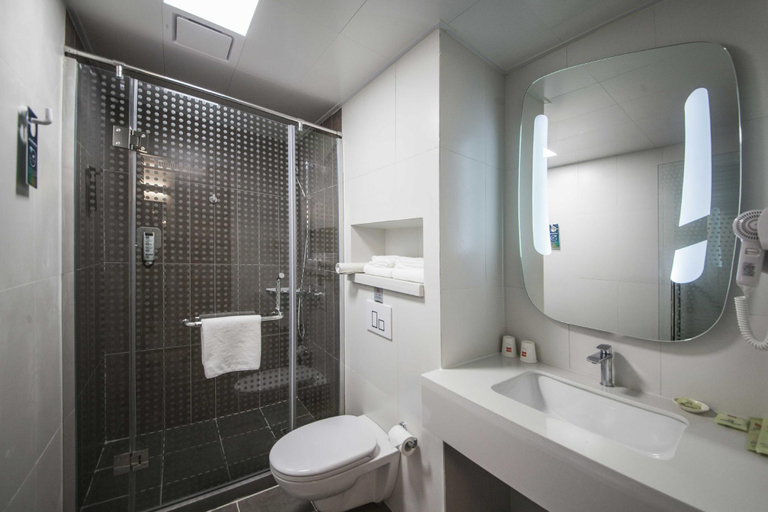 Bathroom, Yibien Hotel (Nantong Jingyang Plaza), Nantong