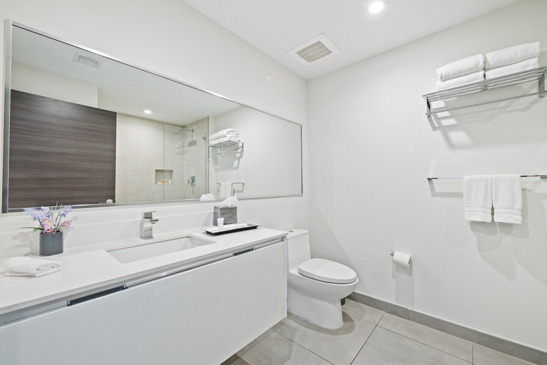 Bathroom, Costa Hollywood Beach Studios, Broward