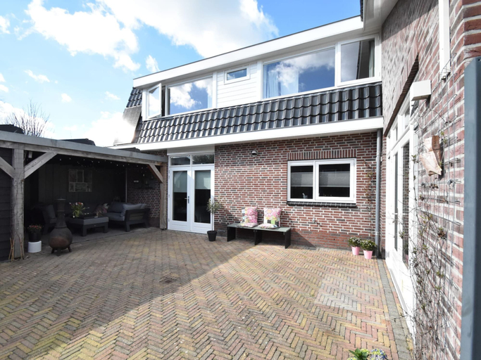 Balcony 5, Spacious Holiday Home in Limmen With Bubble Bath, Castricum