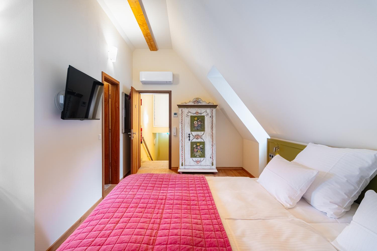 Bedroom 2, Hotel Maroggo Schenke Frankisches Wirtshaus am Main, Würzburg