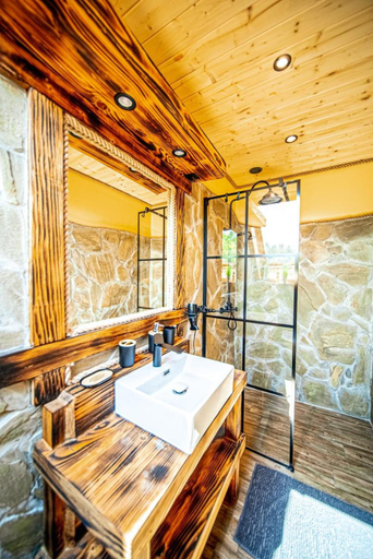 Bathroom 4, Trzy Kopce, Gorlice