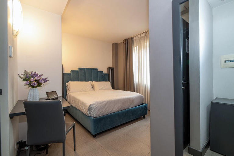 Bedroom 3, Golden Hotel, Napoli