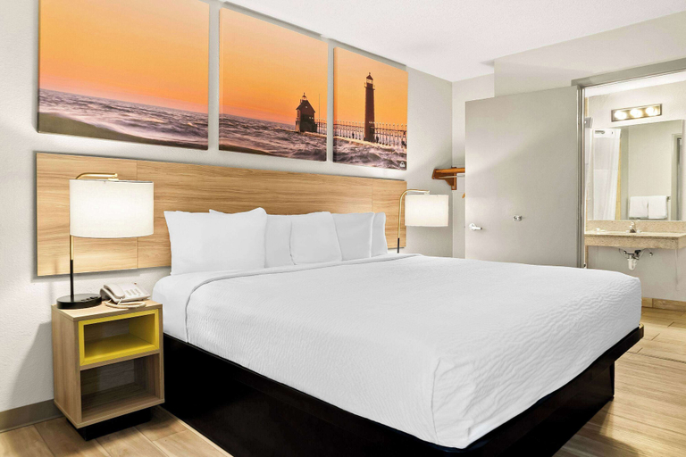 Bedroom 4, Days Inn & Suites by Wyndham Warren, Macomb
