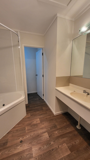 Bathroom 4, Manukau Motor Lodge, Manukau