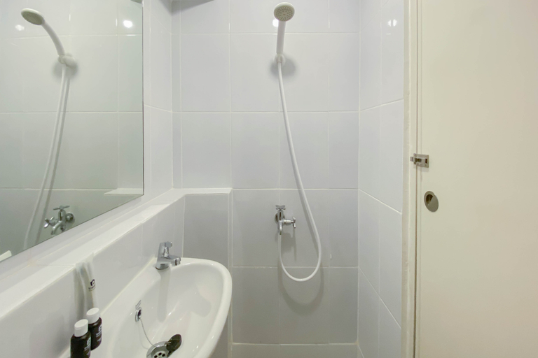 Bathroom 5, Modern Look Studio (No Kitchen) Tokyo Riverside PIK 2 Apartment By Travelio, Tangerang