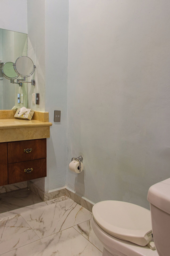 Bathroom 5, De La Parra, Del Centro