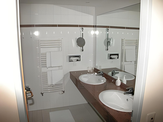 Bathroom 10