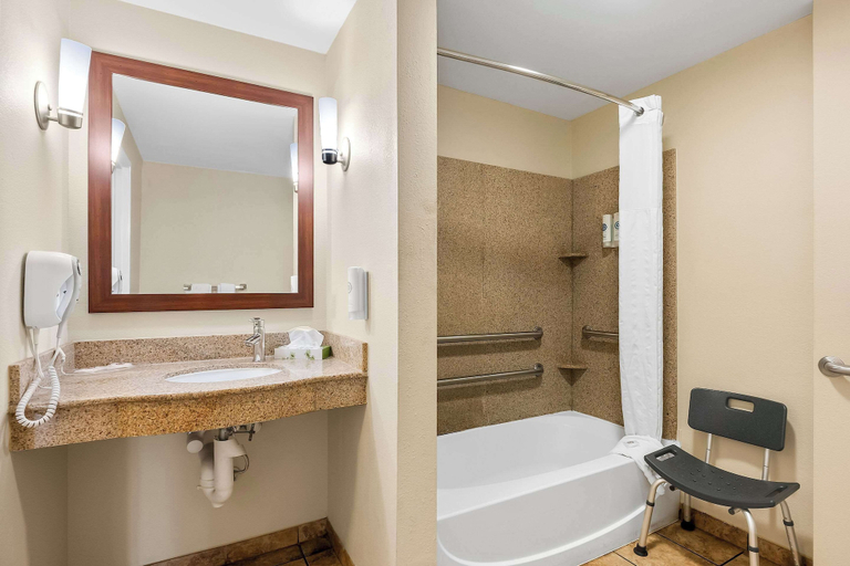 Bathroom 3, Comfort Suites, Bay